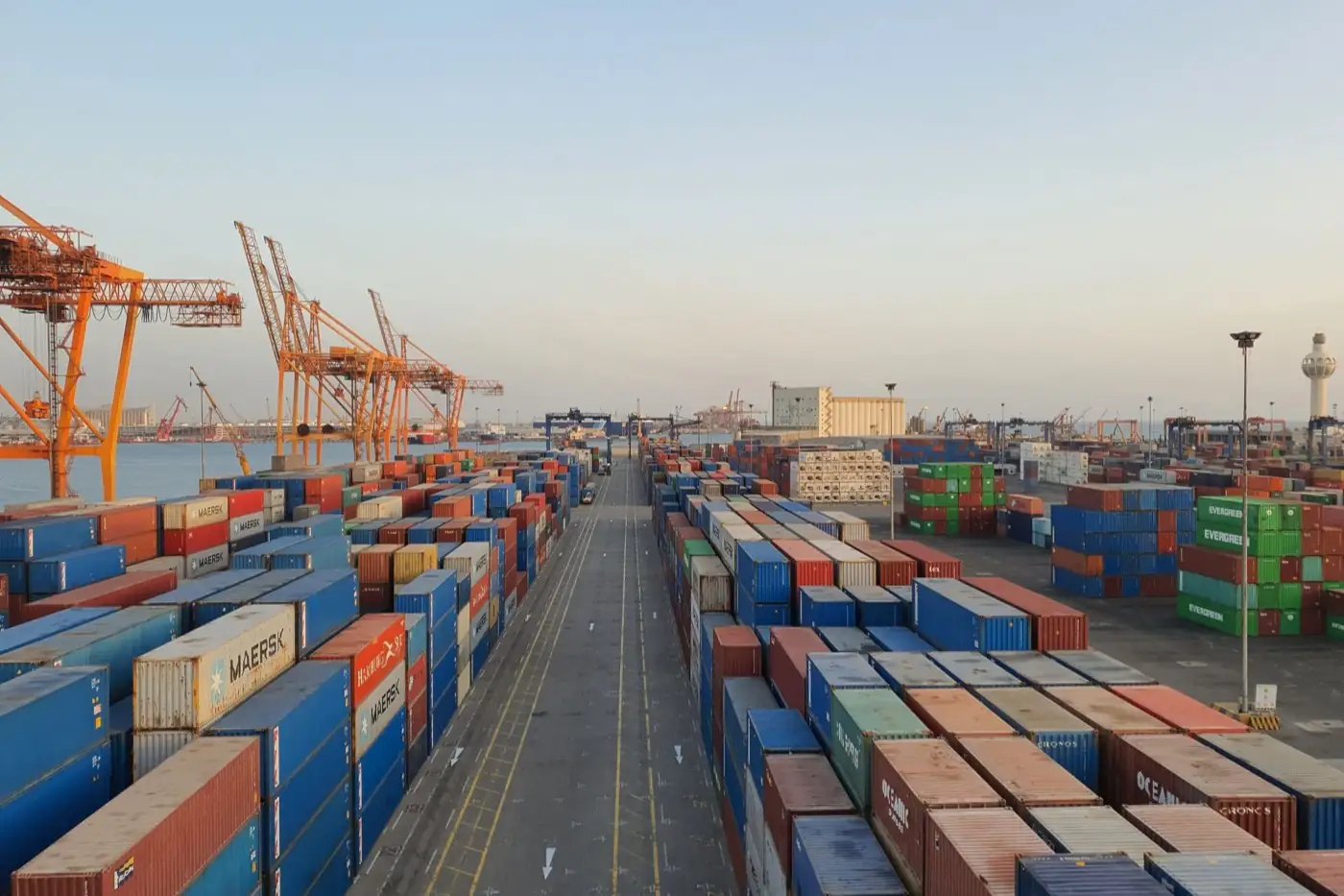 Un port à conteneurs et ses portiques.