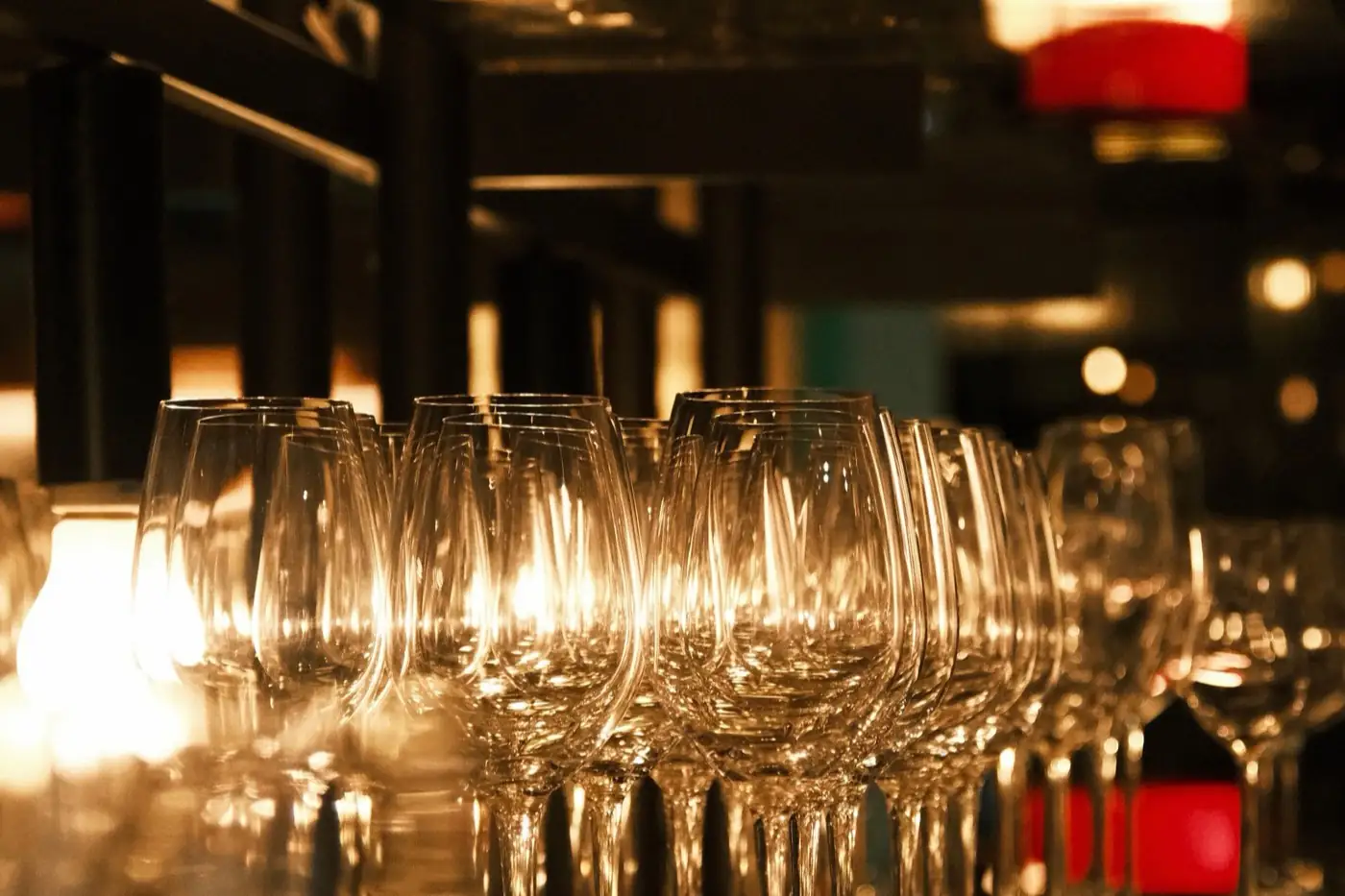 Une rangée de verres alignés avant le service.