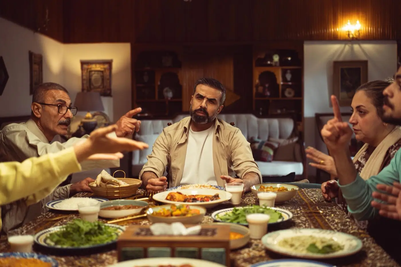 Un repas de famille autour d'une grande table.