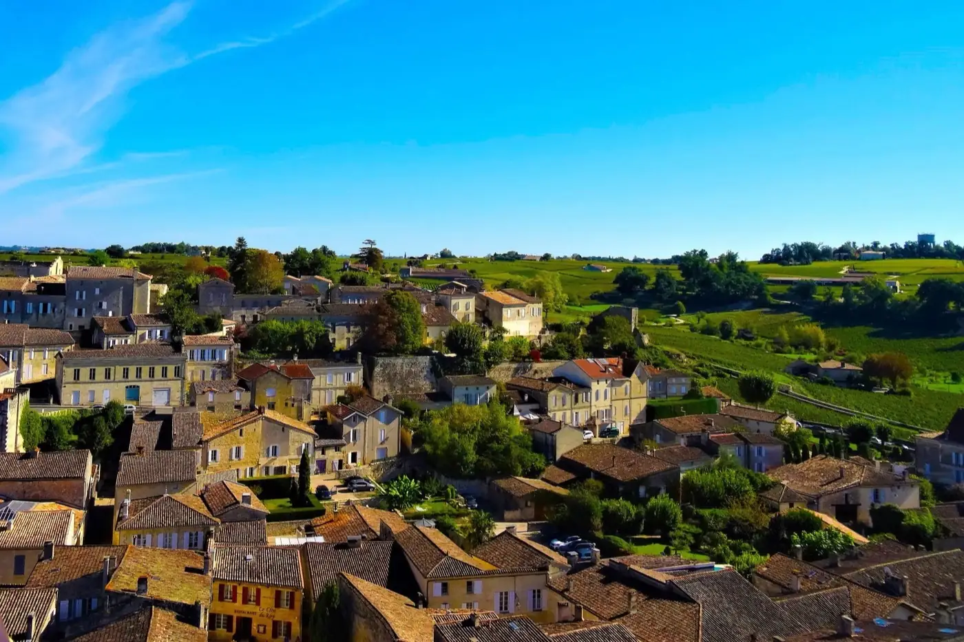 Saint-Émilion et les vignes alentour, vue aérienne.