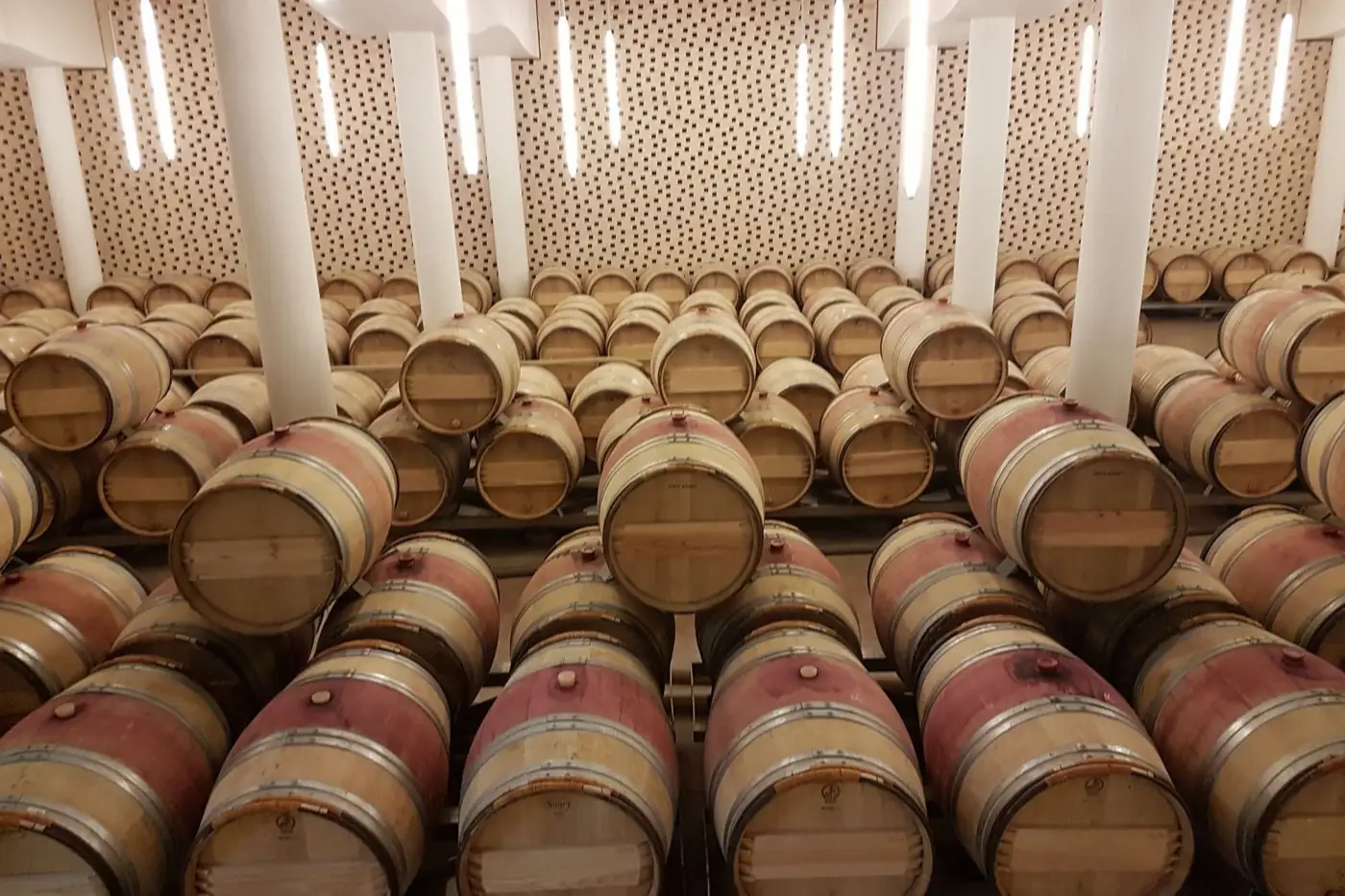 Barriques de chêne alignées dans un chai, à Saint-Émilion.
