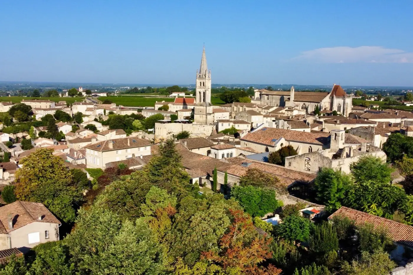 Le village de Saint-Émilion et ses vignes, vus du ciel.