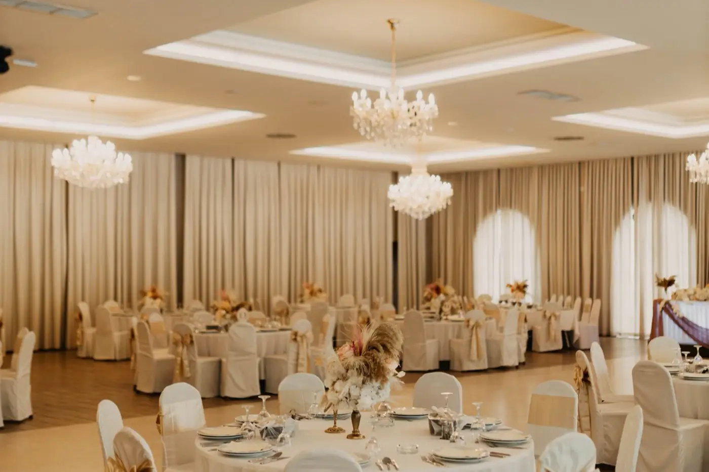 Une salle de réception dressée pour un banquet.