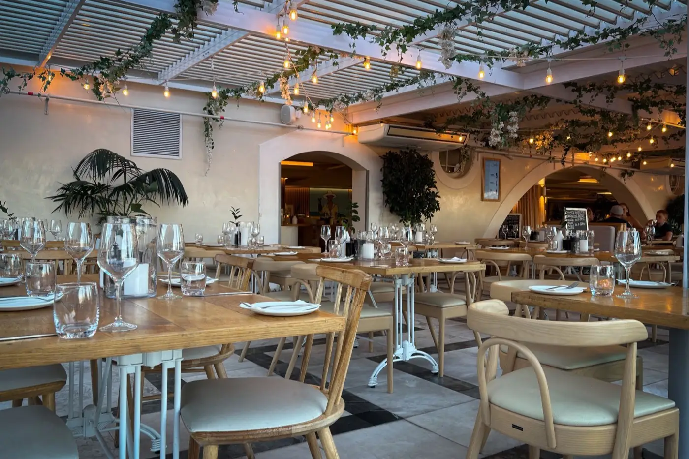 La salle d'un restaurant, tables dressées.