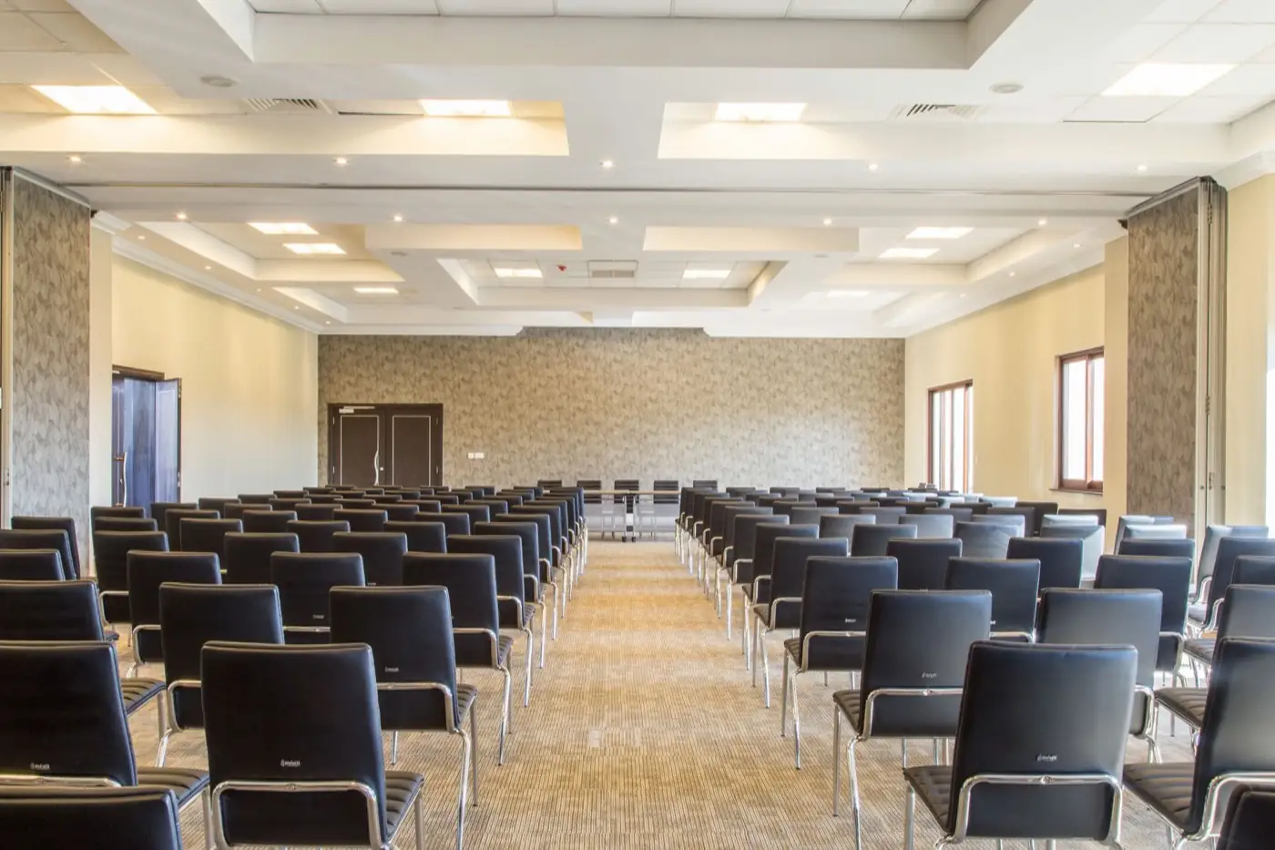 Une salle de séminaire prête pour les participants.