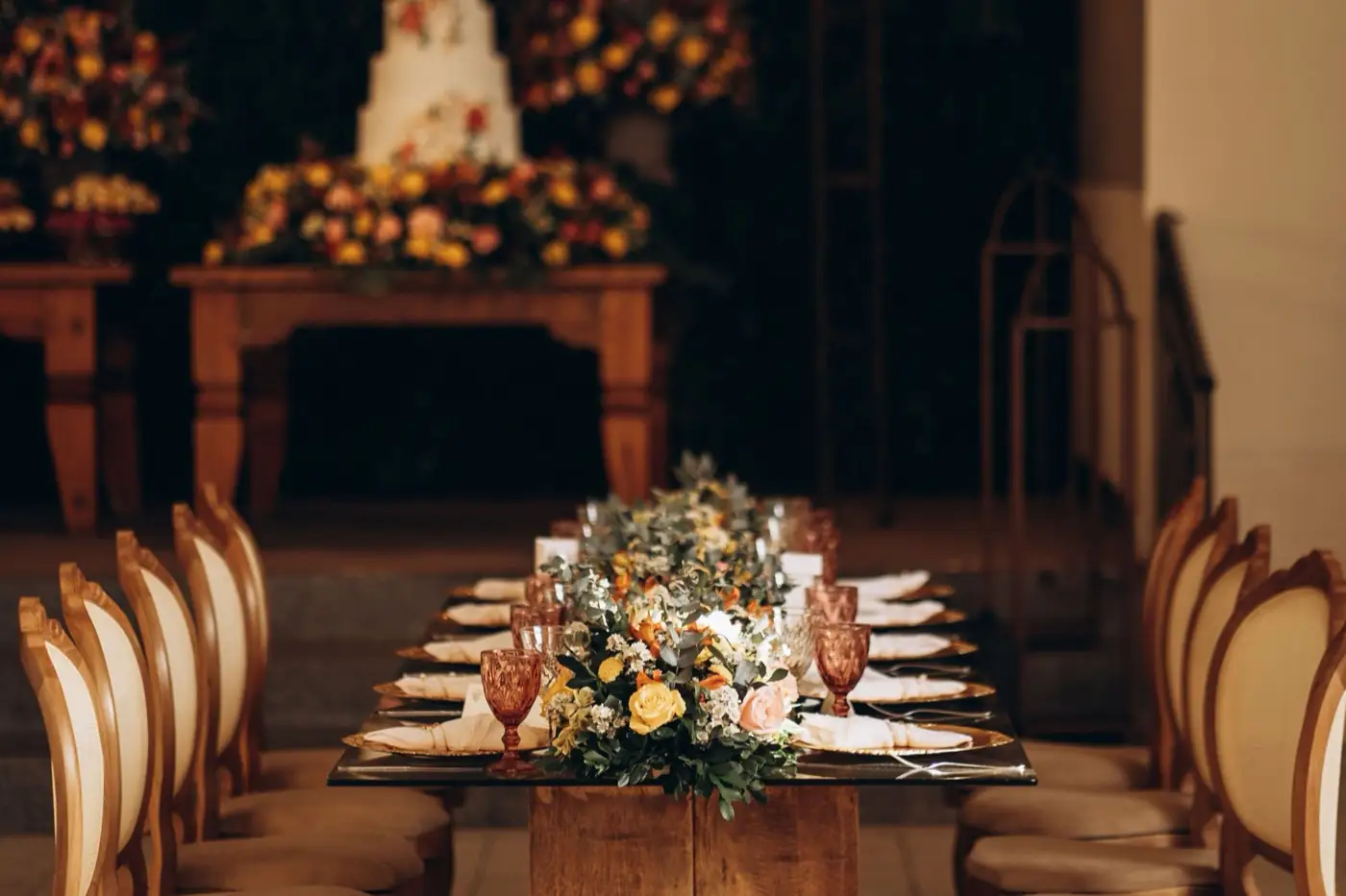 Une table de gala dressée, fleurs et bougies.