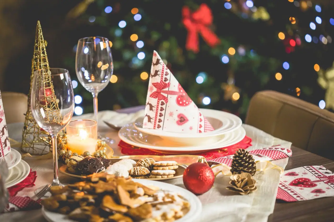 Une table de Noël dressée, verres et décor de fête.