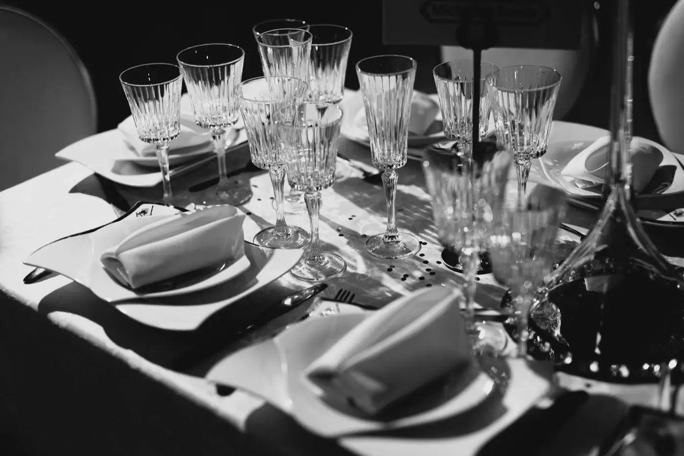 Une table de réception dressée, verres en cristal.