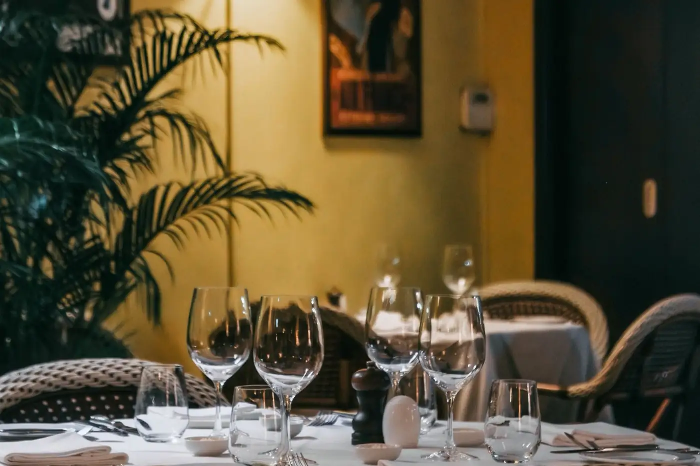 Table de dîner dressée sous une lumière chaude.