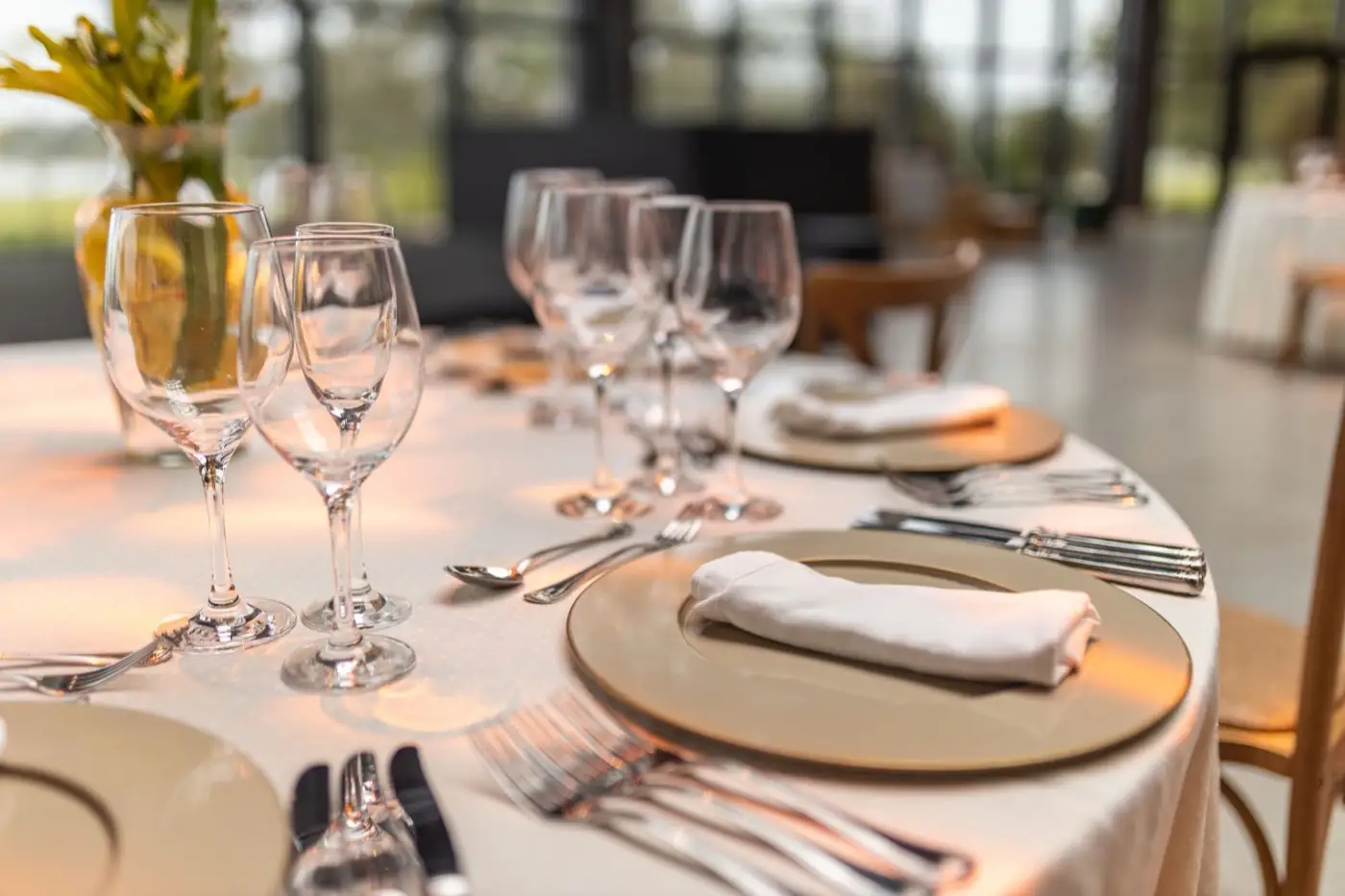 Table dressée dans une salle de restaurant.