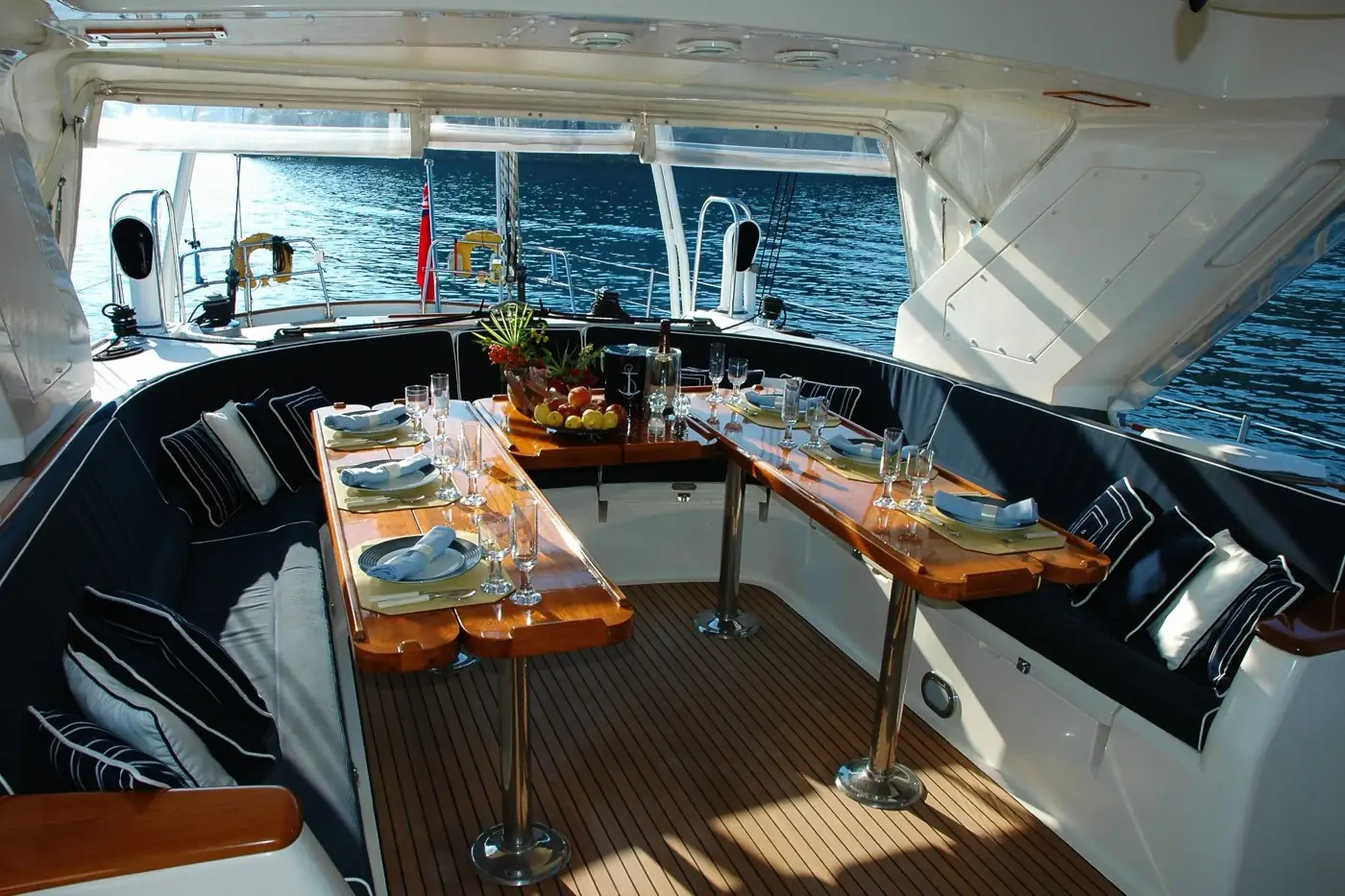 Une table dressée à bord d'un yacht.