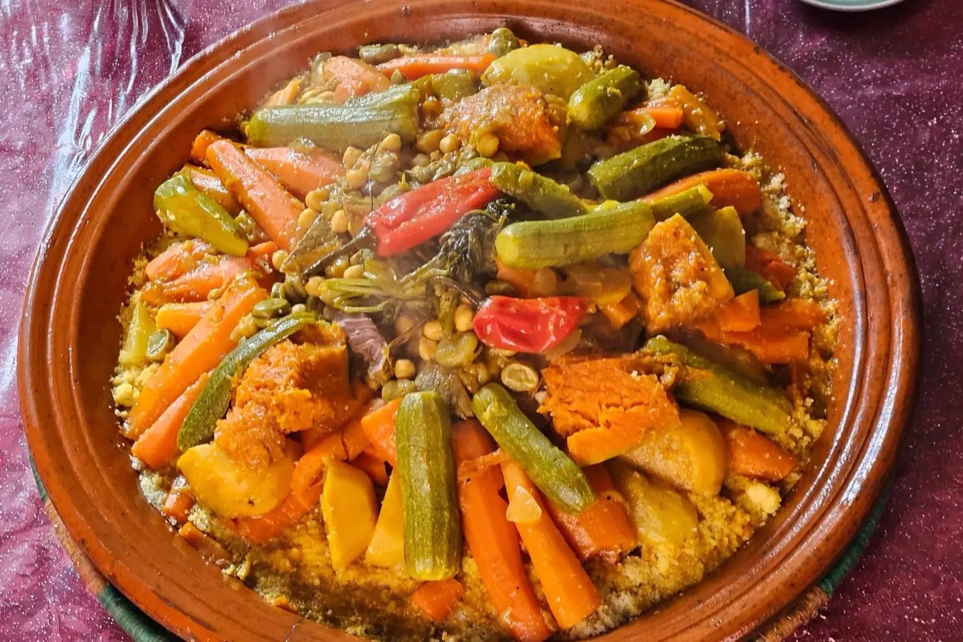 Un tajine de légumes servi dans son plat en terre.