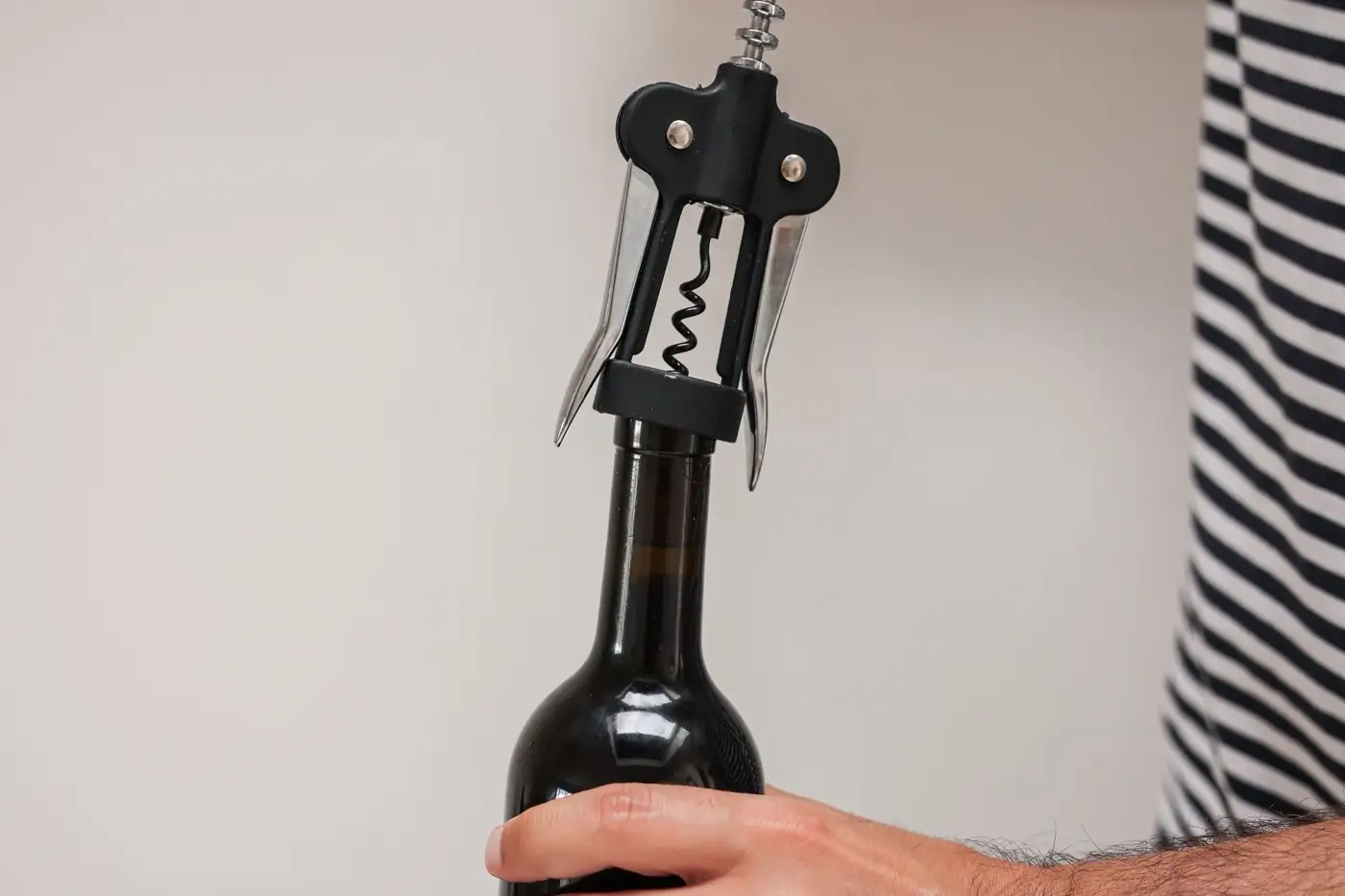 Un tire-bouchon posé sur le goulot d'une bouteille.