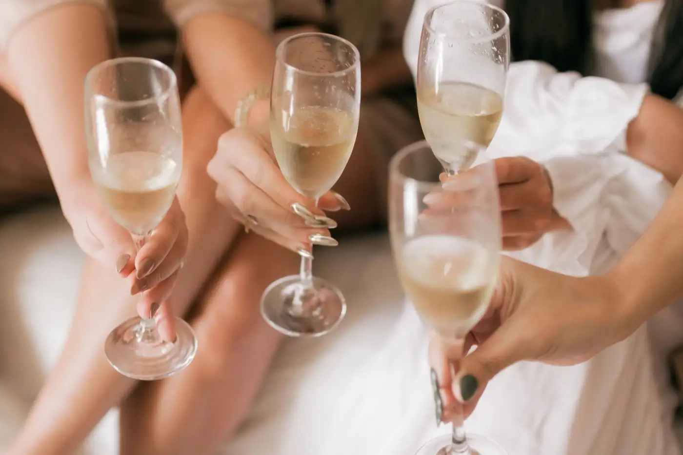 Un groupe trinque avec des coupes de champagne.