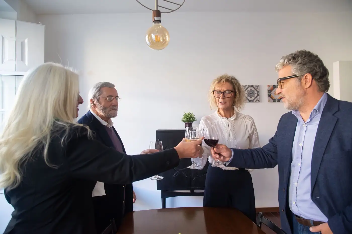 Des professionnels trinquent après une signature.