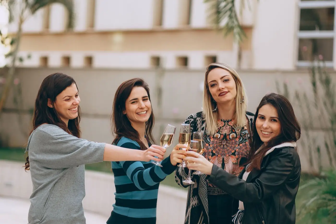 Plusieurs personnes trinquent au vin blanc.