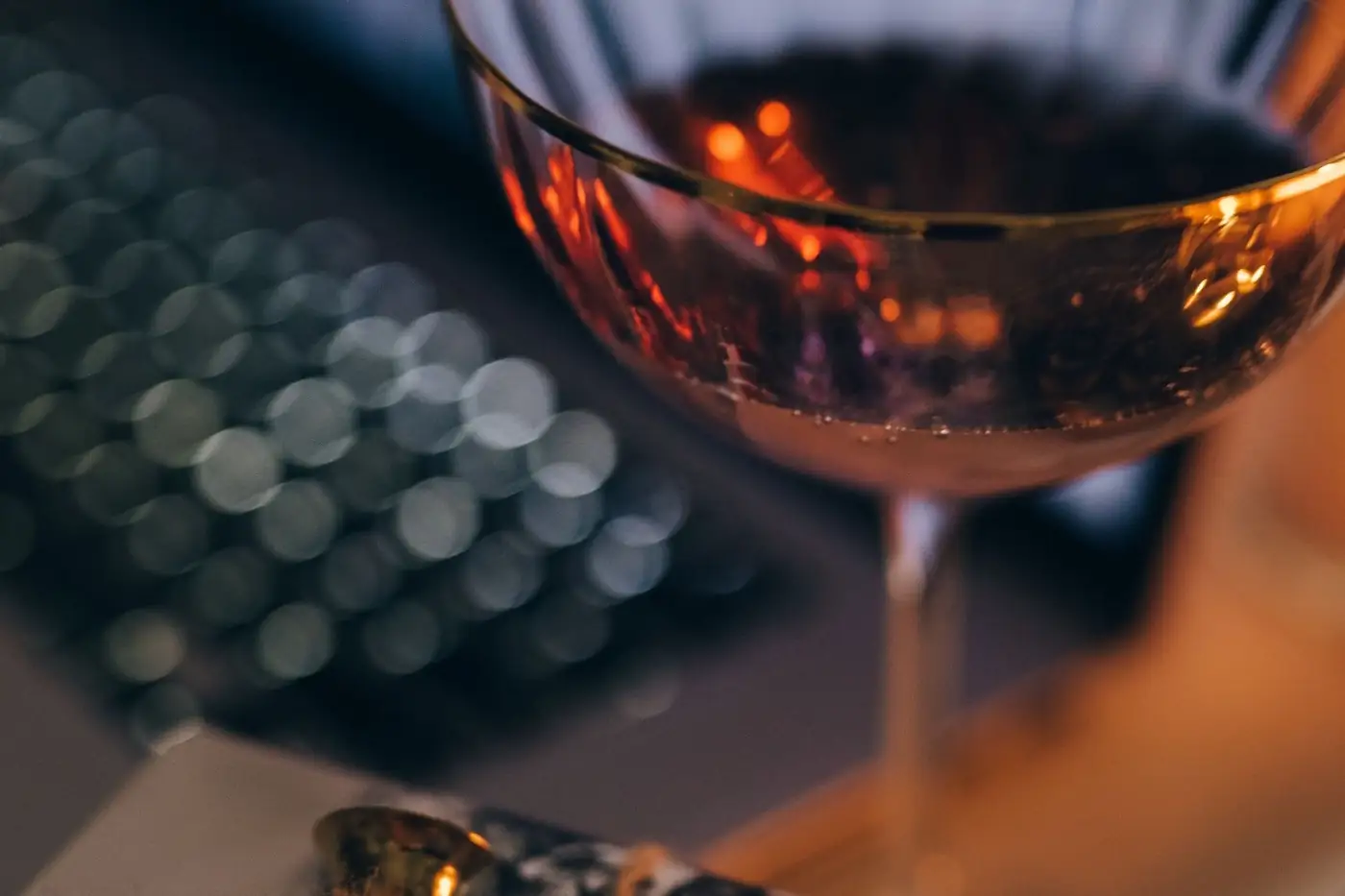 Un verre de vin rouge en gros plan, sur une table de fête.