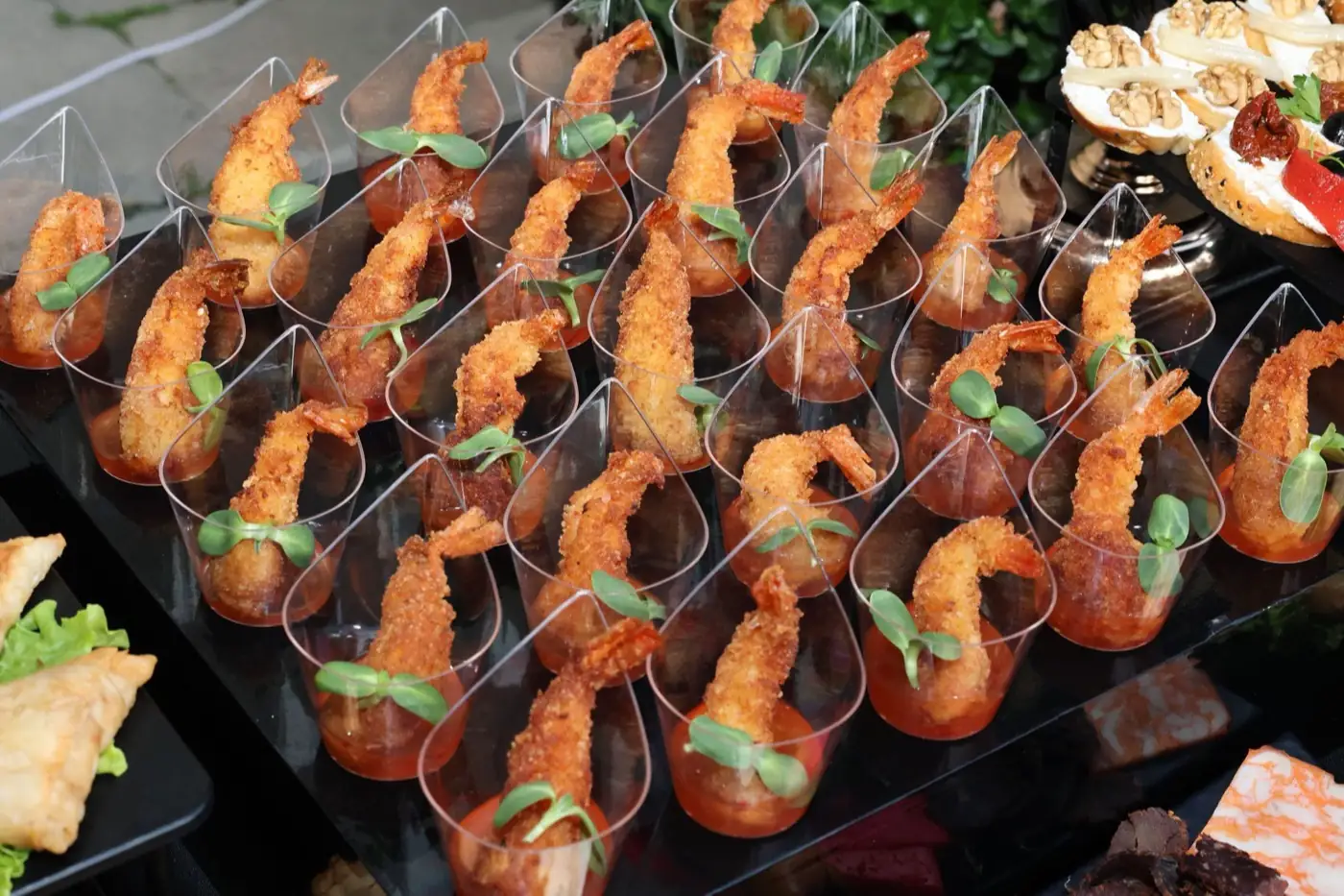 Des verrines de crevettes pour un cocktail.